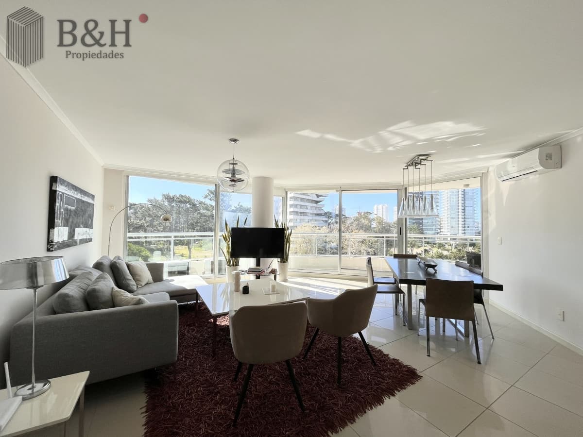 Apartamento alquiler anual Punta del este 3 dormitorios más dependencia Aidy grill
