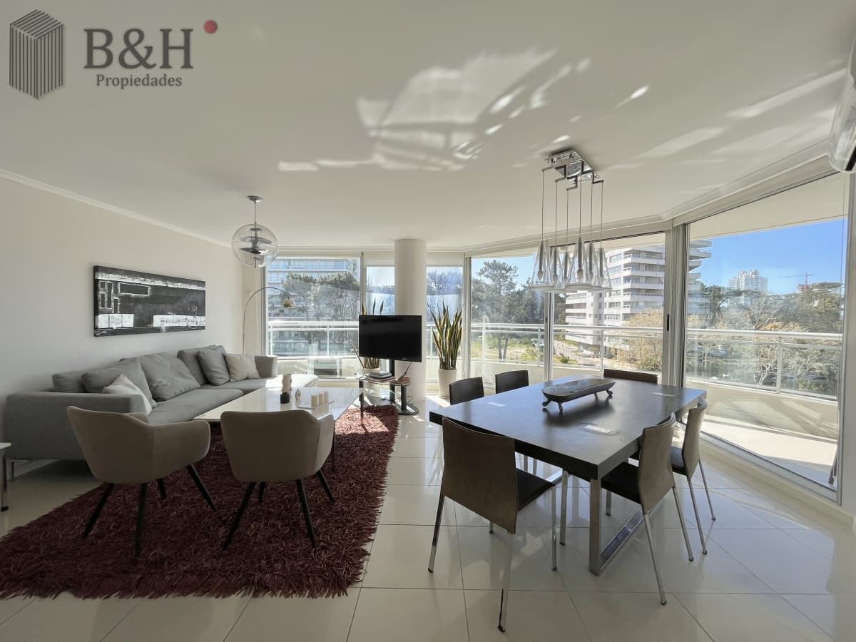 Apartamento alquiler anual Punta del este 3 dormitorios más dependencia Aidy grill