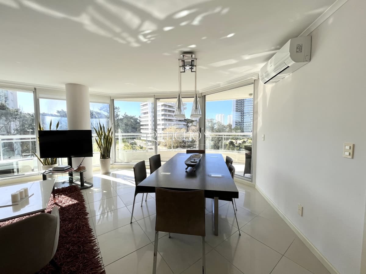 Apartamento alquiler anual Punta del este 3 dormitorios más dependencia Aidy grill