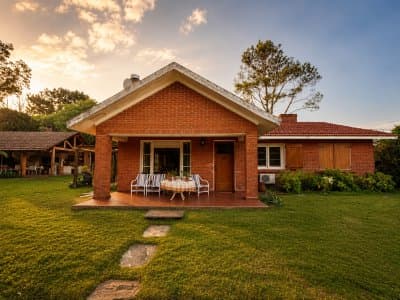 OPORTUNIDAD ! CASA 4 DORMITORIOS EN PLAYA MANSA A 1 CUADRA Y MEDIA DEL MAR  -
