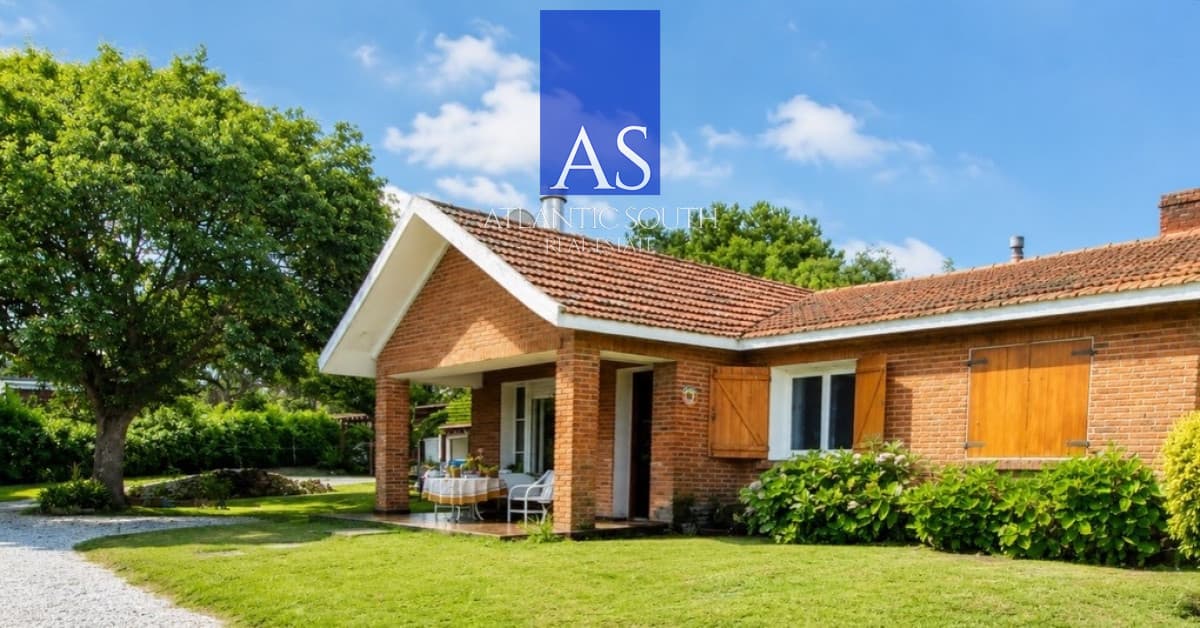 Oportunidad casa construcción tradicional 4 dormitorios 150mts del mar Playa Mansa Punta del Este