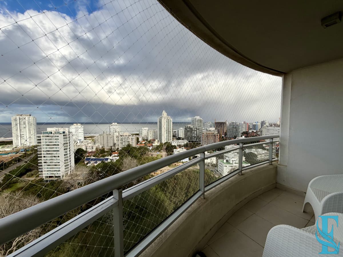 Alquiler apartamento tres dormitorios Punta del este playa Brava edificio Ocean Drive