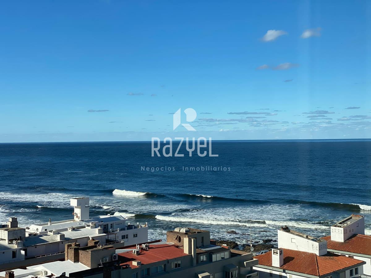 Alquiler por quincena, Apartamento en piso 10 con vista cinematográfica al mar , Punta del Este.  -