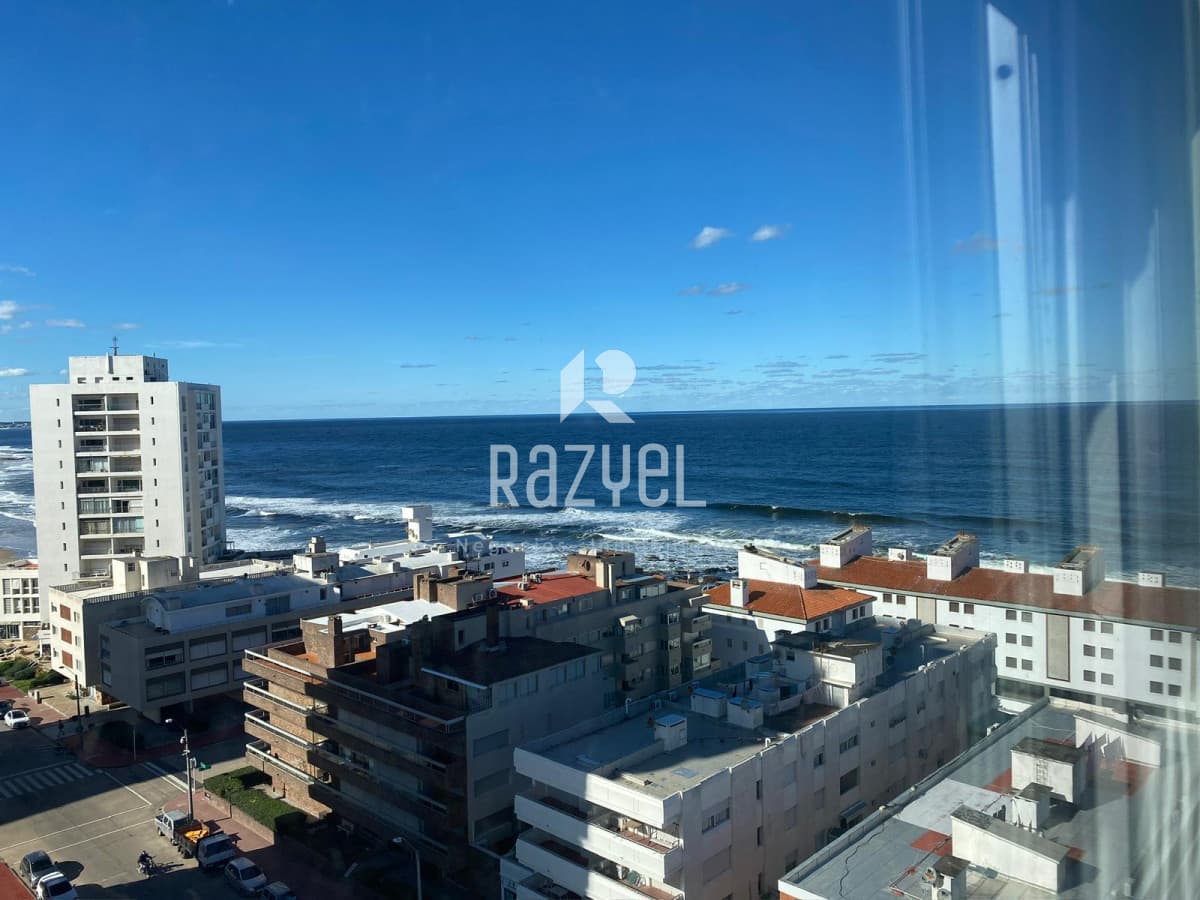 Alquiler por quincena, Apartamento en piso 10 con vista cinematográfica al mar , Punta del Este.  -