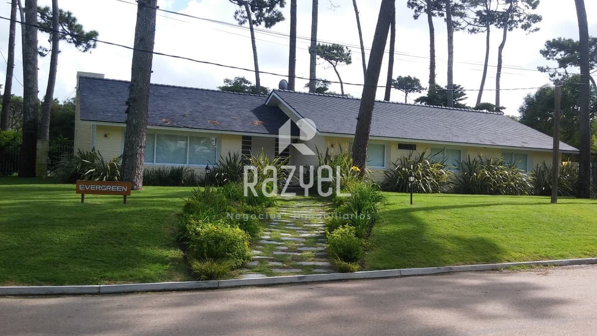 Casa ID.719 - Casa ¨Evergreen¨ Playa Mansa Venta, Alquiler Anual y Temporal