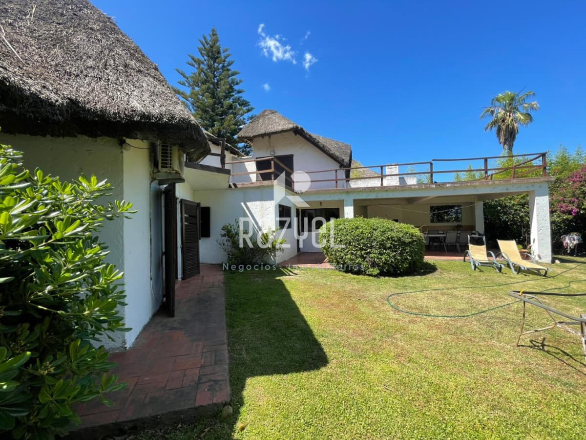Casa ID.1152 - Casa en venta Pinares parada 39