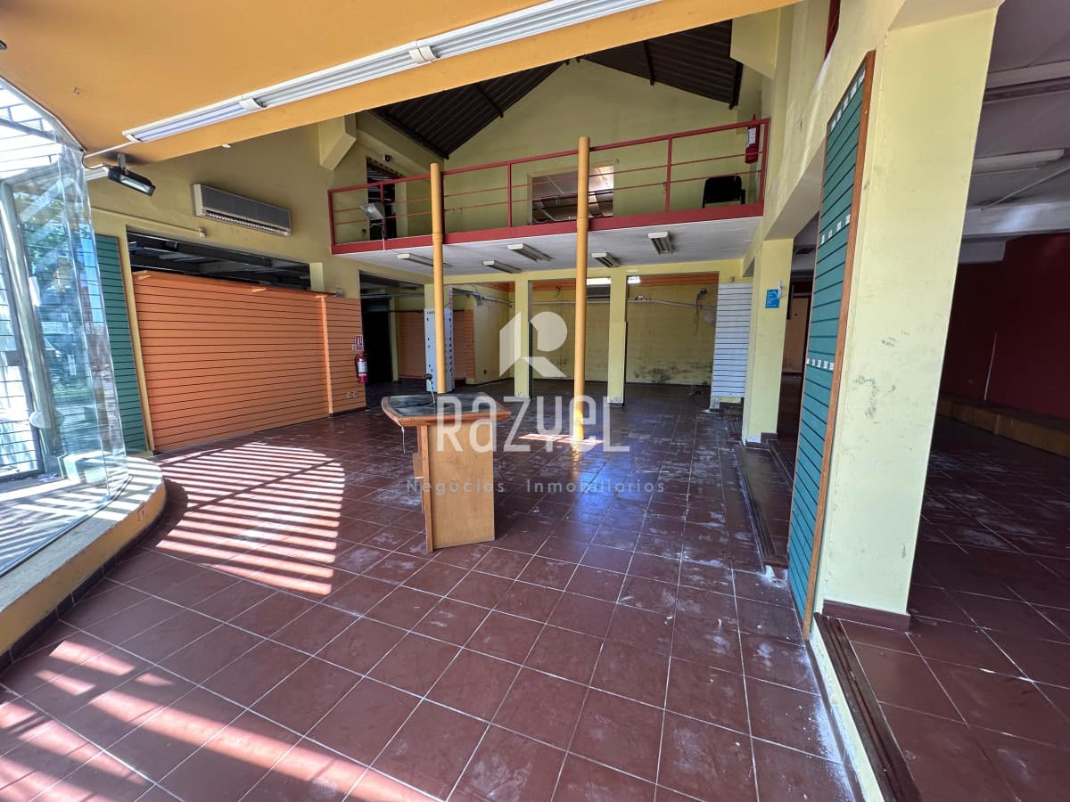 Alquiler Local 550 m² en Centro de Maldonado.  -