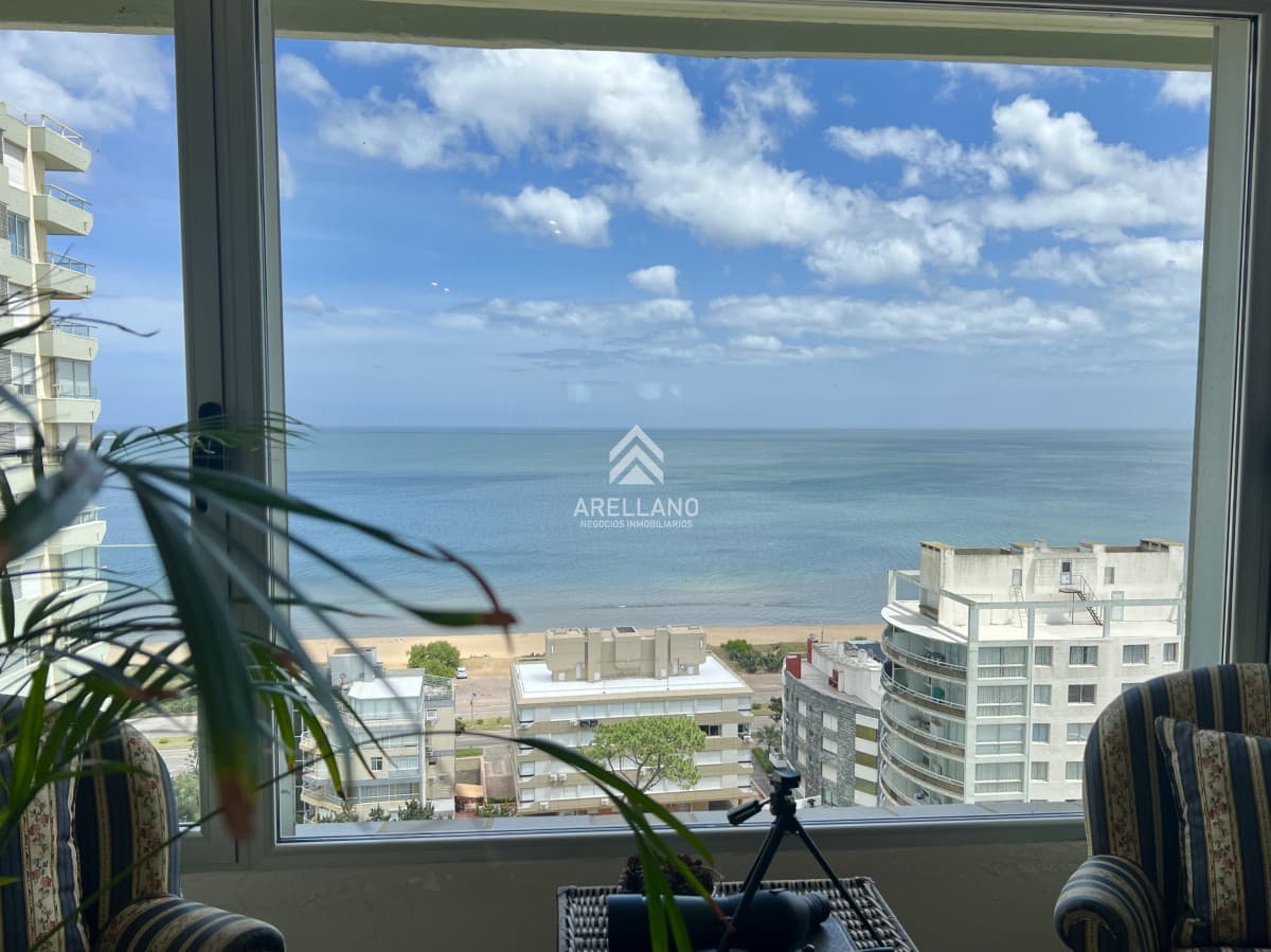 Apartamento ID.4244 - Venta apartamento en Playa Mansa, 3 dormitorios, 2 baños, vistas al mar