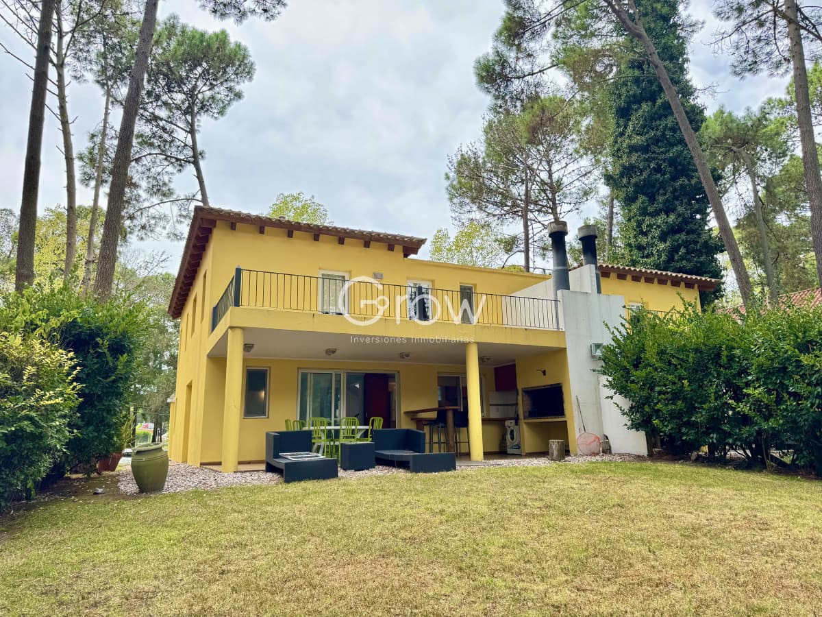 Venta casa en solanas, barrio privado, 3 dormitorios, 2 baños
