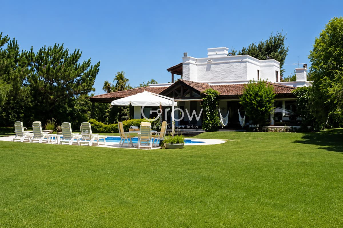VENTA casa en solanas, 5 dormitorios, piscina, gran parque arbolado