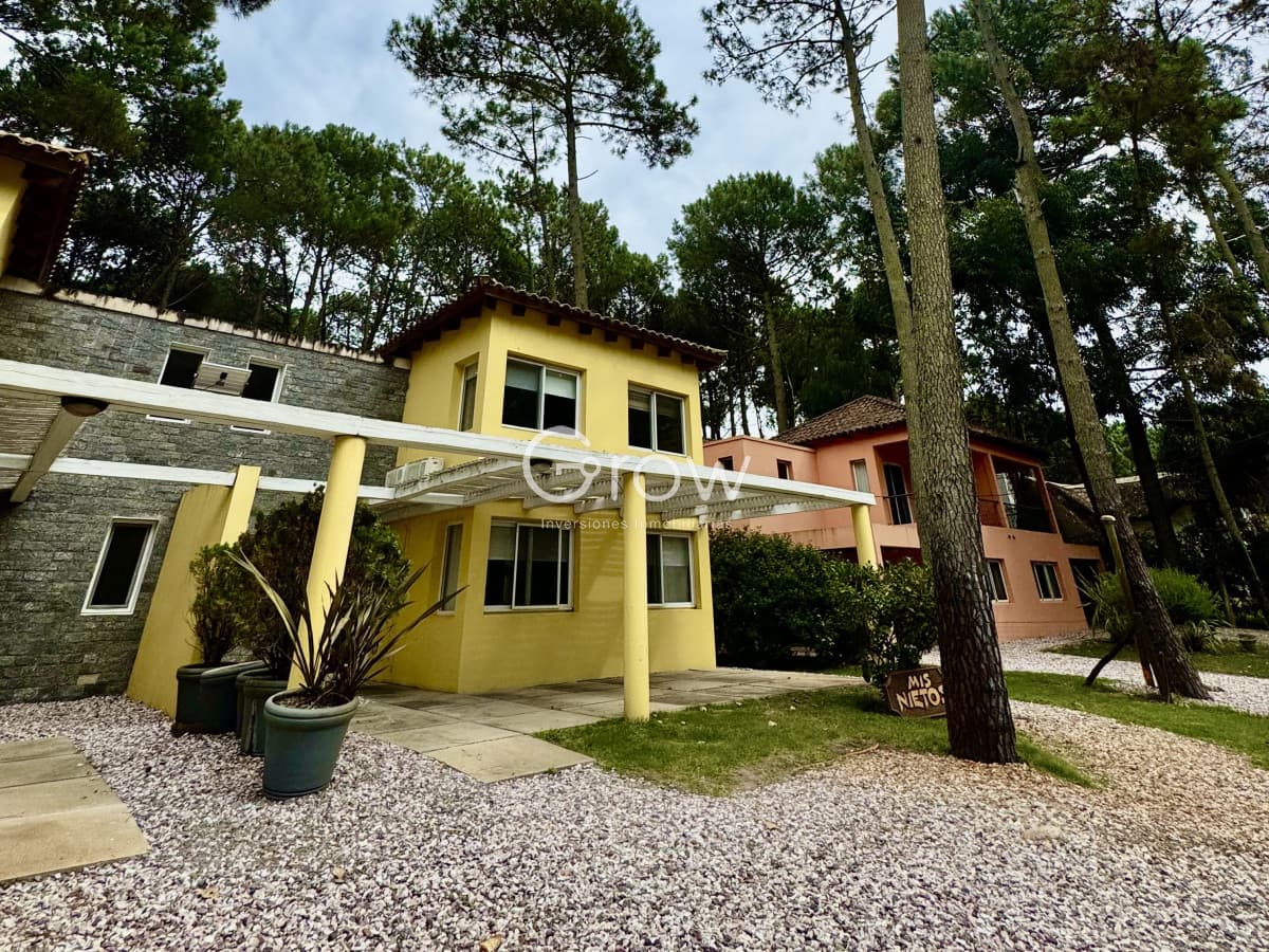 Venta casa en solanas, barrio privado, 3 dormitorios, 2 baños