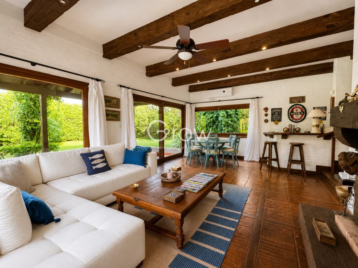 VENTA casa en solanas, 5 dormitorios, piscina, gran parque arbolado