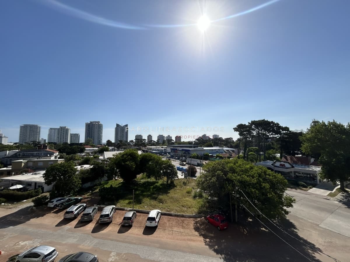VENTA DE APARTAMENTO DE 2 DORMITORIOS Y 2 BAÑOS EN AYDI GRILL, PUNTA DEL ESTE
