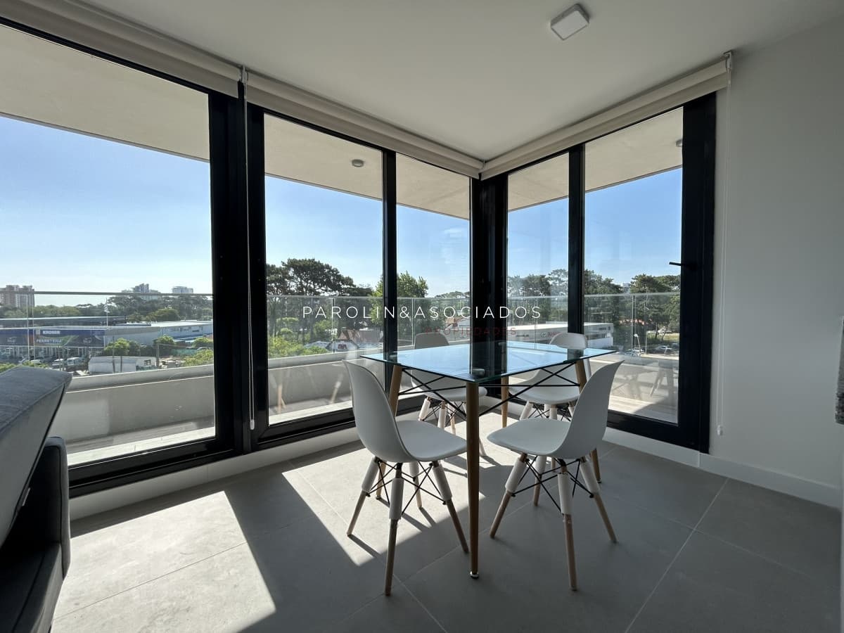 VENTA DE APARTAMENTO DE 2 DORMITORIOS Y 2 BAÑOS EN AYDI GRILL, PUNTA DEL ESTE