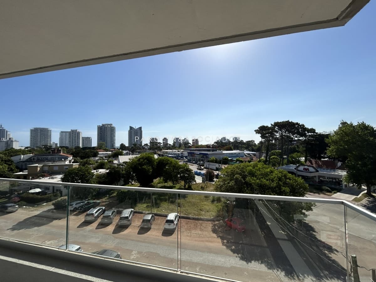 VENTA DE APARTAMENTO DE 2 DORMITORIOS Y 2 BAÑOS EN AYDI GRILL, PUNTA DEL ESTE