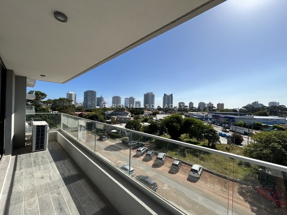 VENTA DE APARTAMENTO DE 2 DORMITORIOS Y 2 BAÑOS EN AYDI GRILL, PUNTA DEL ESTE