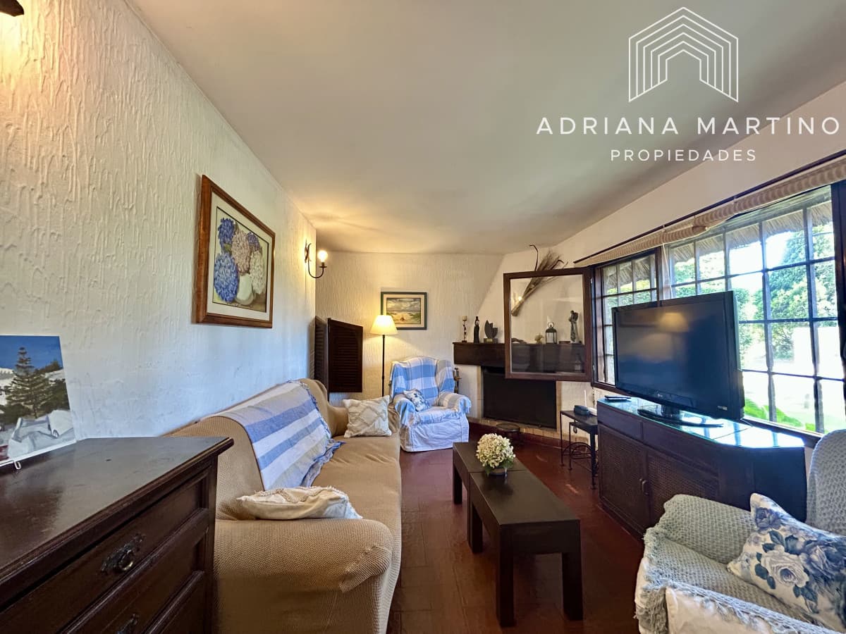 Venta casa de 5 dormitorios y 3 baños con piscina cerca de Punta Shopping