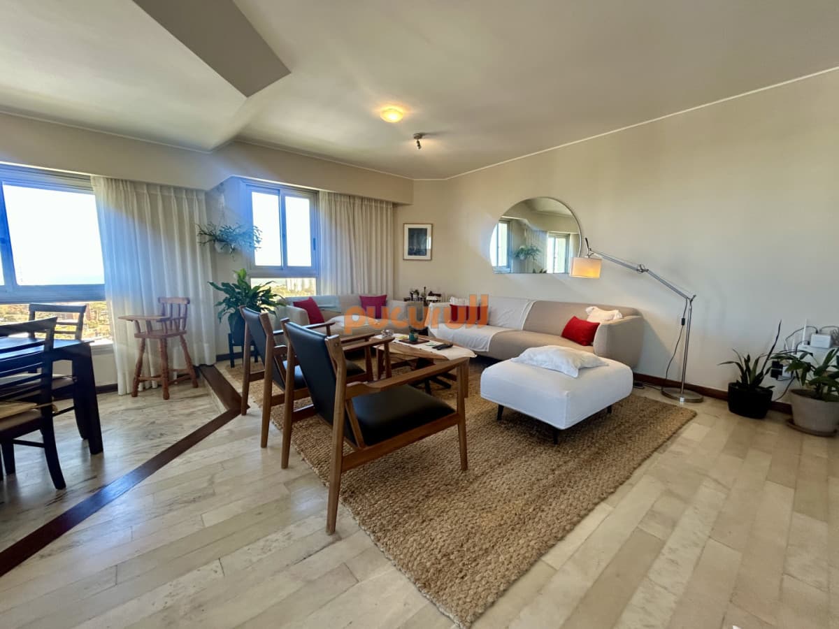 Venta apartamento de 3 dormitorios y 2 baños, Av Roosevelt Punta del Este