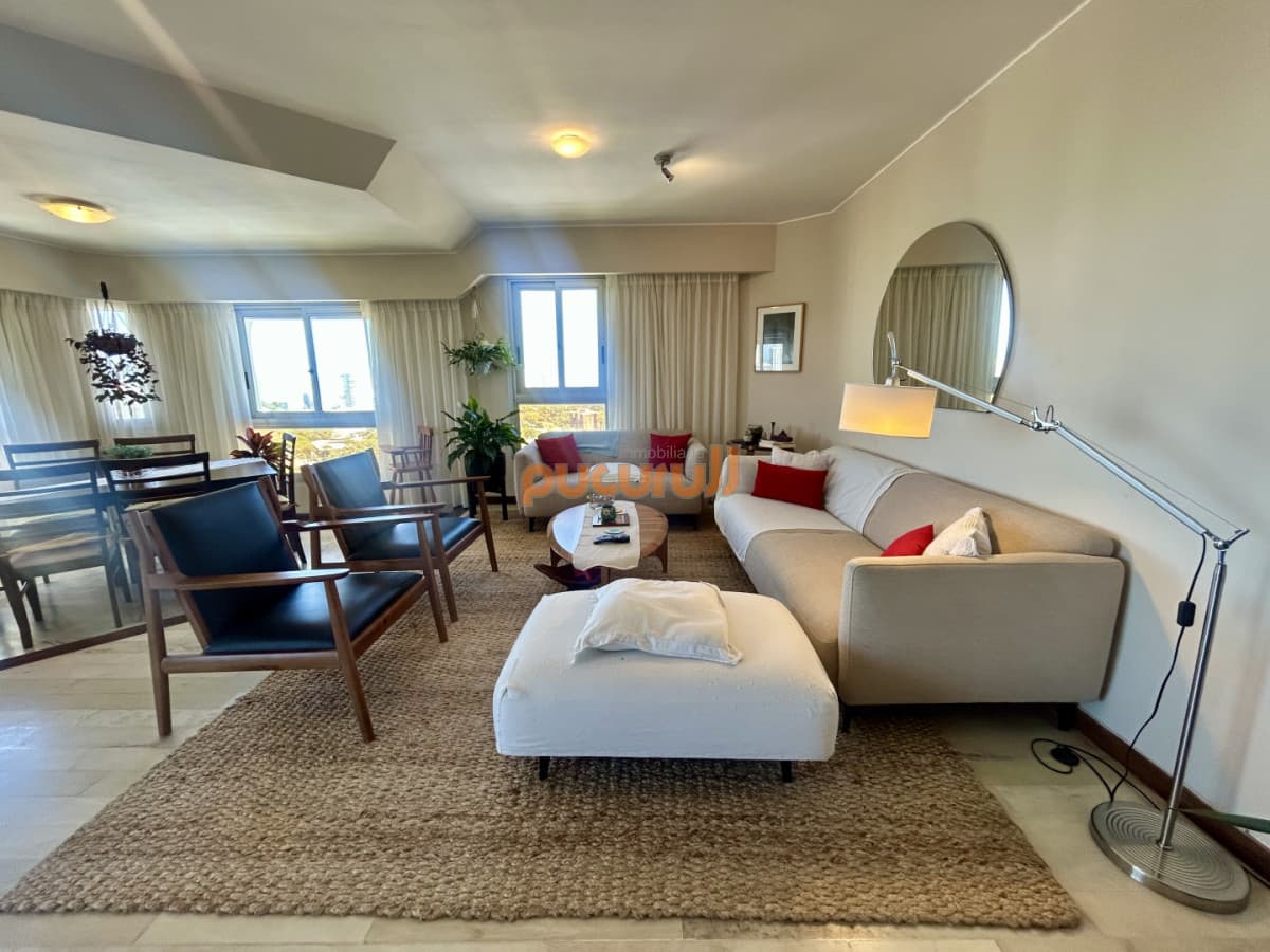 Venta apartamento de 3 dormitorios y 2 baños, Av Roosevelt Punta del Este