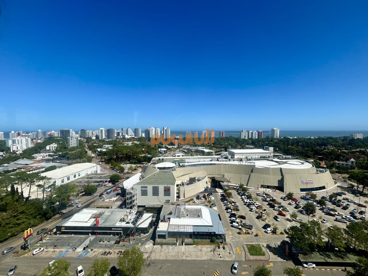 Venta apartamento de 3 dormitorios y 2 baños, Av Roosevelt Punta del Este