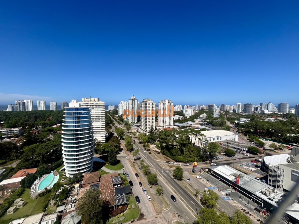 Venta apartamento de 3 dormitorios y 2 baños, Av Roosevelt Punta del Este