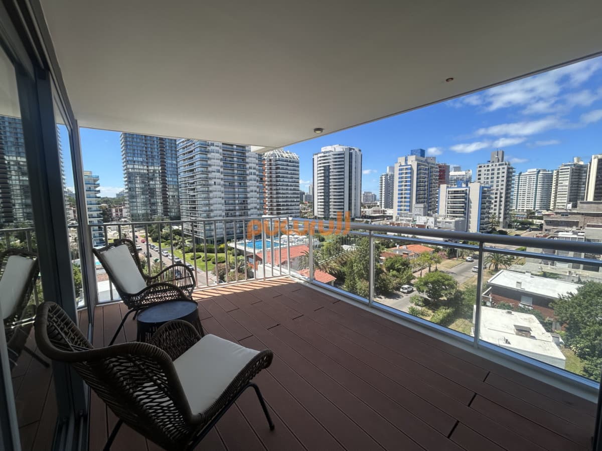 Venta apartamento de 2 dormitorios, 3 baños y doble garage en brava.
