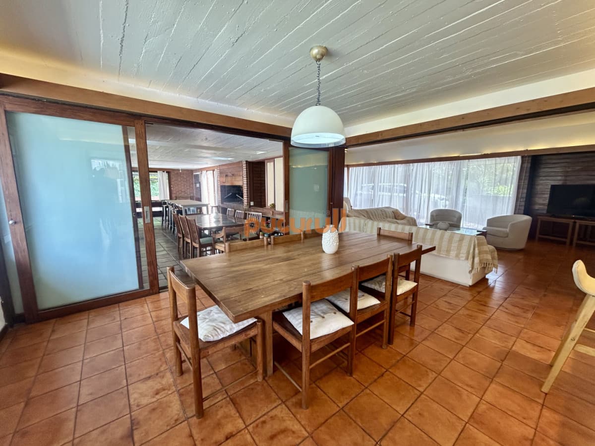 Venta casa en Cantegril con 4 dormitorios y 3 baños en Cantegril