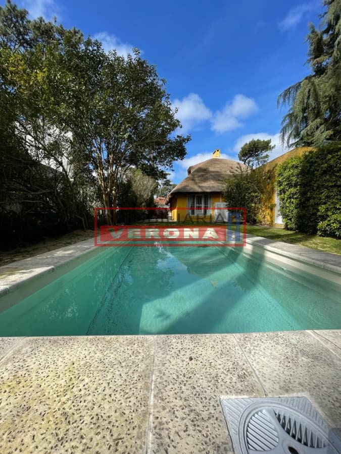 Alquiler verano Pinares con piscina a pocas cuadras del mar. - Inmobiliaria Verona Punta