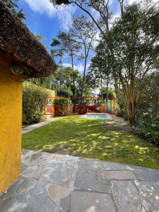 Alquiler verano Pinares con piscina a pocas cuadras del mar. - Inmobiliaria Verona Punta