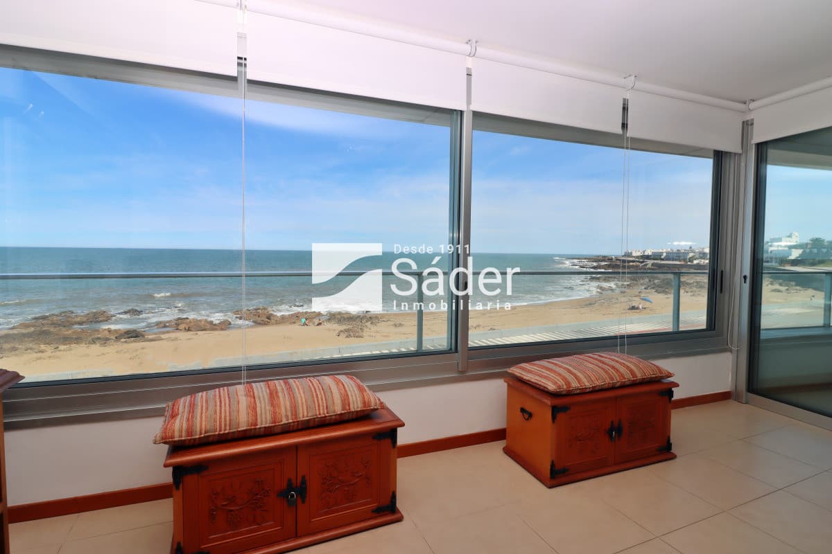 Apto. en alquiler de 3 dormitorios. Frente al mar  -