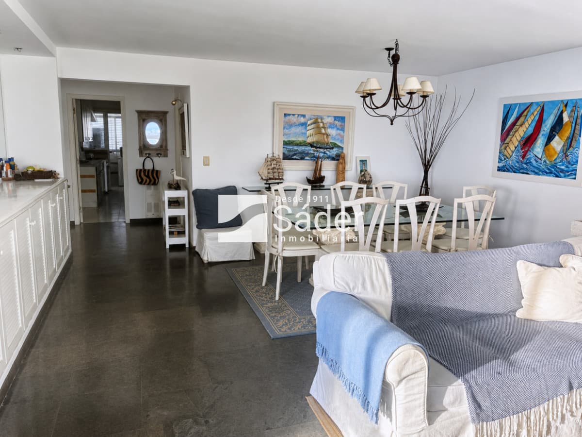 Apartamento en península. 3 dorm y servicio. Vista al puerto  -
