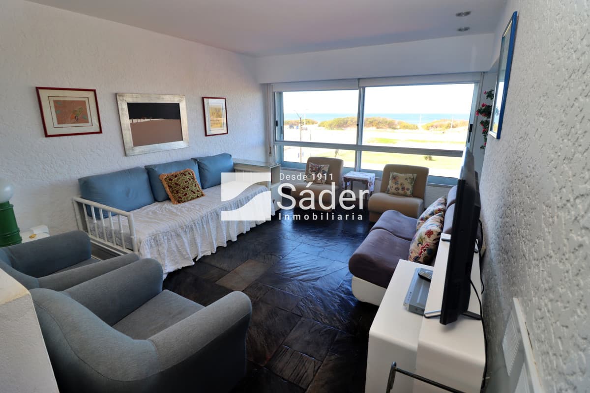 Apto con vista a playa brava. Primera linea  -