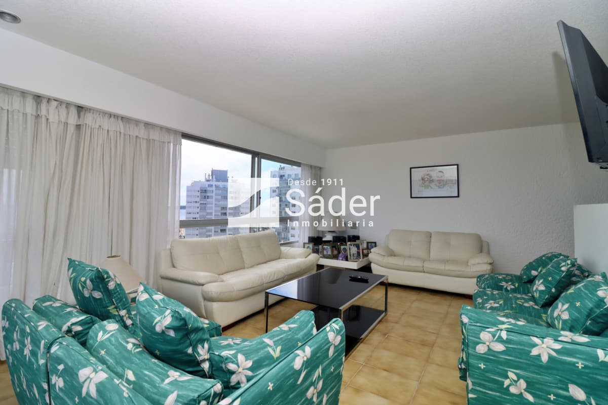 Apartamento frente a Playa Brava. 2 dormitorios.   -