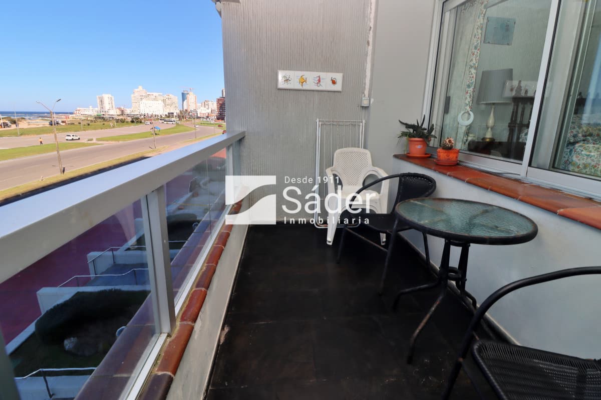 Apto con vista a playa brava. Primera linea  -