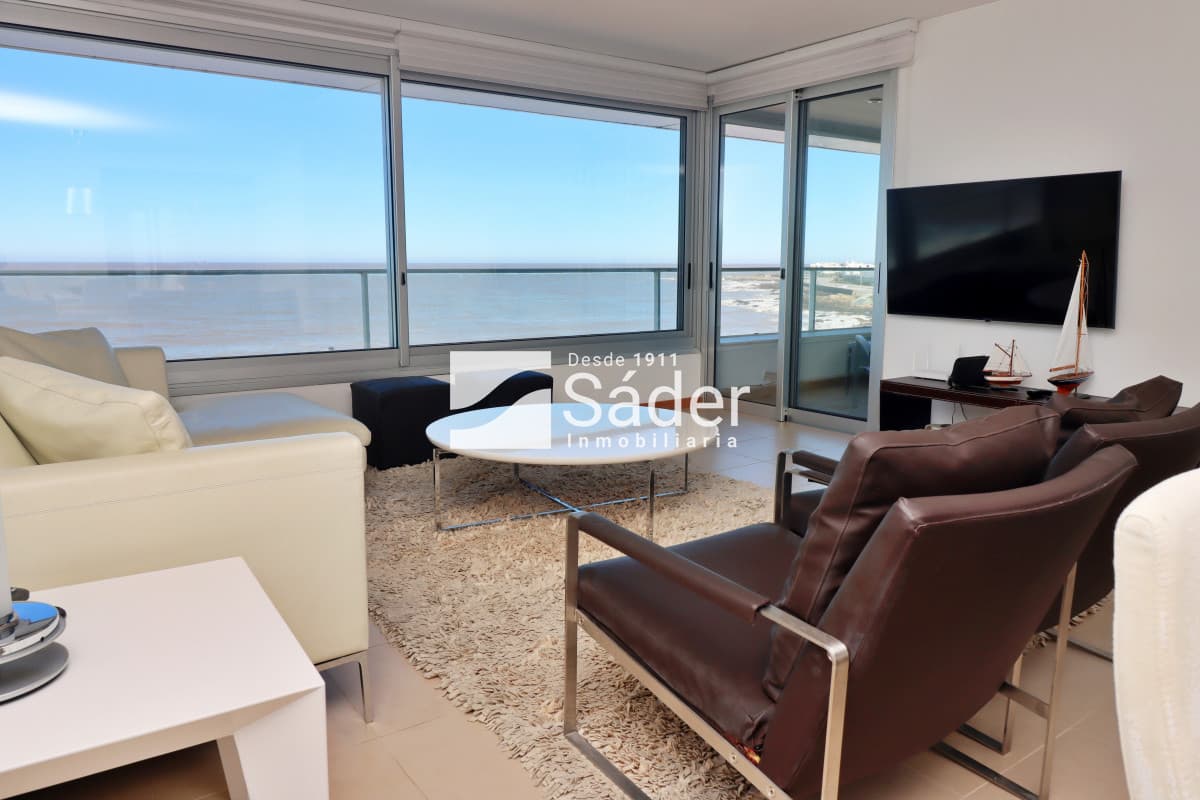 Apto. en alquiler de 3 dorm. frente al mar.   -