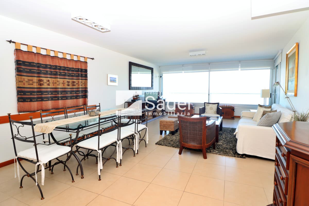 Apto. en alquiler de 3 dormitorios. Frente al mar  -