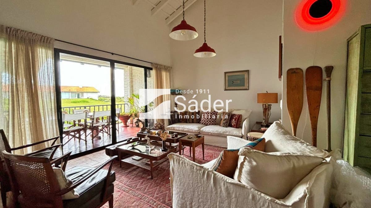 Apartamento en alquiler temporal frente a playa Brava, 3 dormitorios.  -