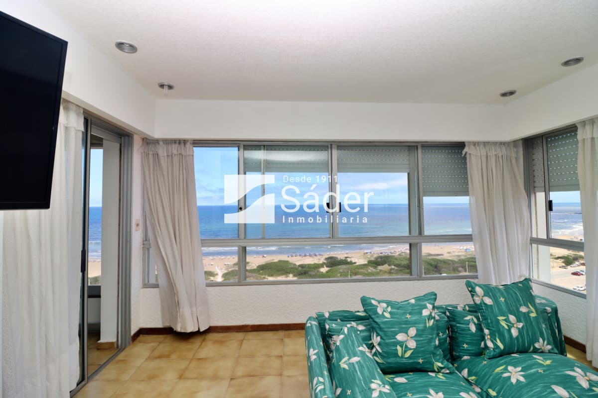 Apartamento frente a Playa Brava. 2 dormitorios.   -