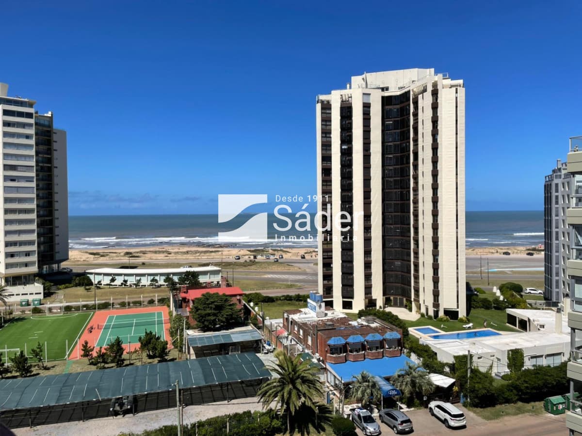 Apartamento 2 dormitorios en suite. Vista a playa Brava  -