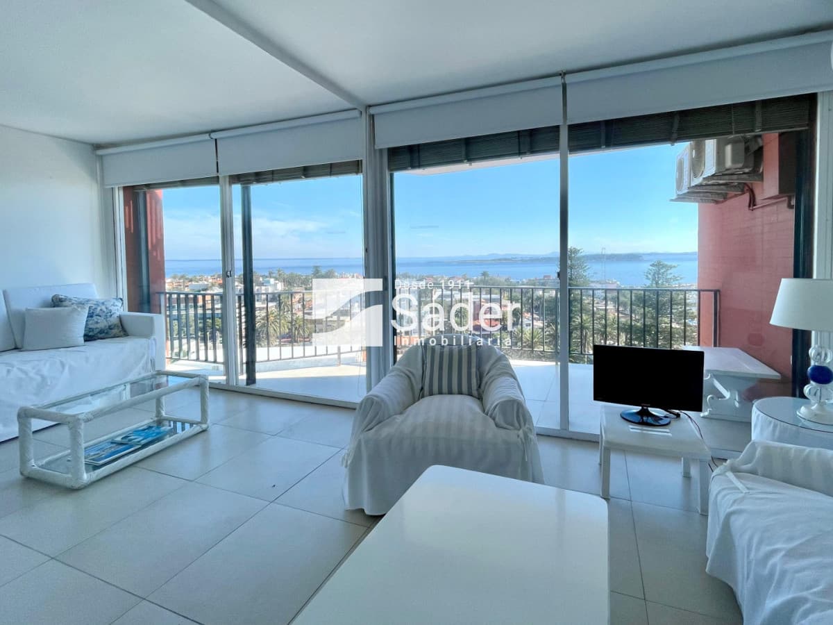 Apartamento en Península. 1 dormitorio y medio mas dorm de servicio.   -