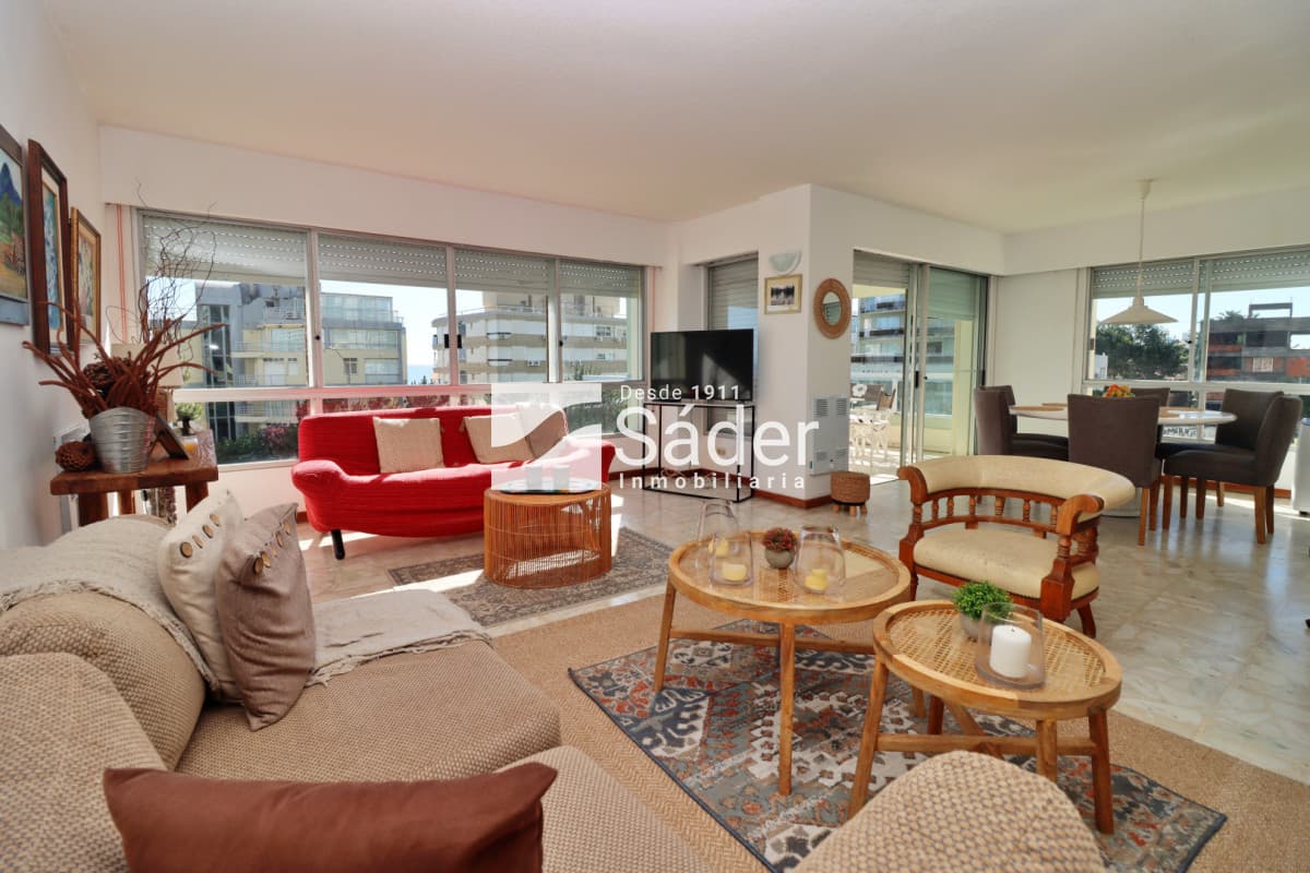 Apartamento a pasos de la playa mansa. 3 dormitorios.  -