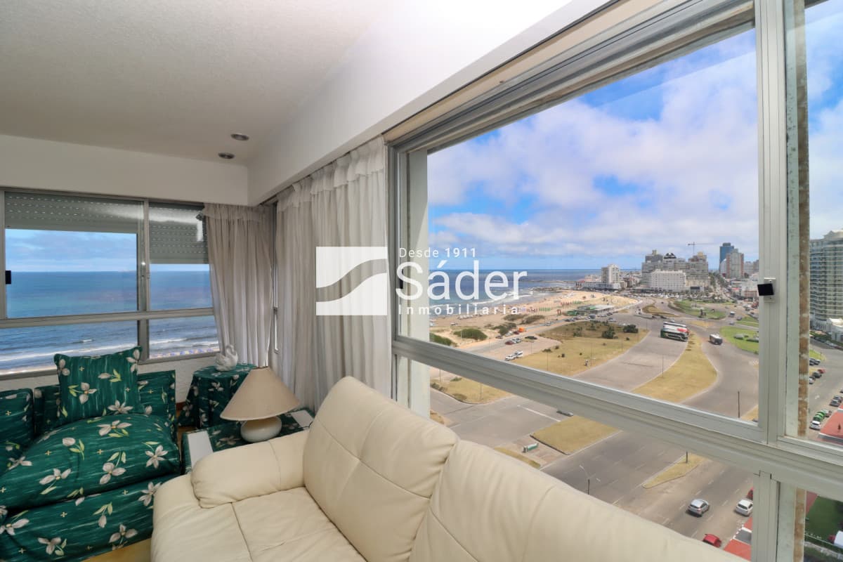 Apartamento frente a Playa Brava. 2 dormitorios.   -