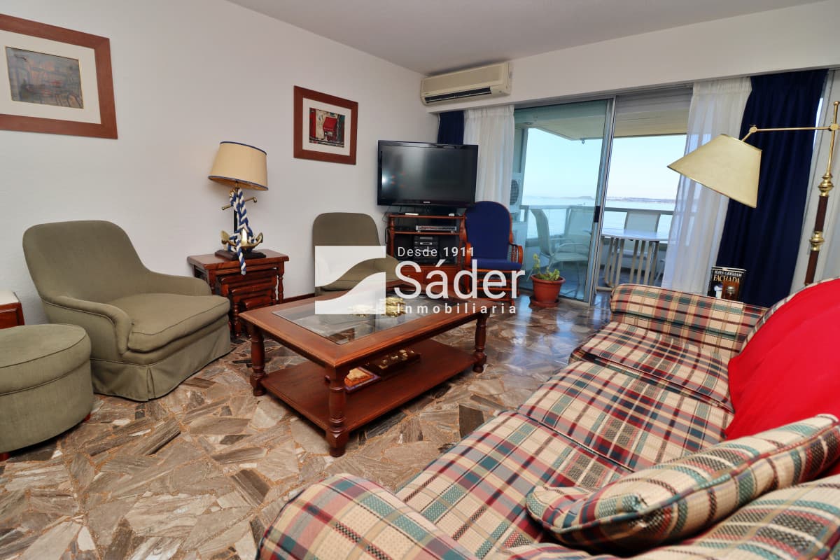 Apto 3 dorm. frente al mar. Parada 2  -