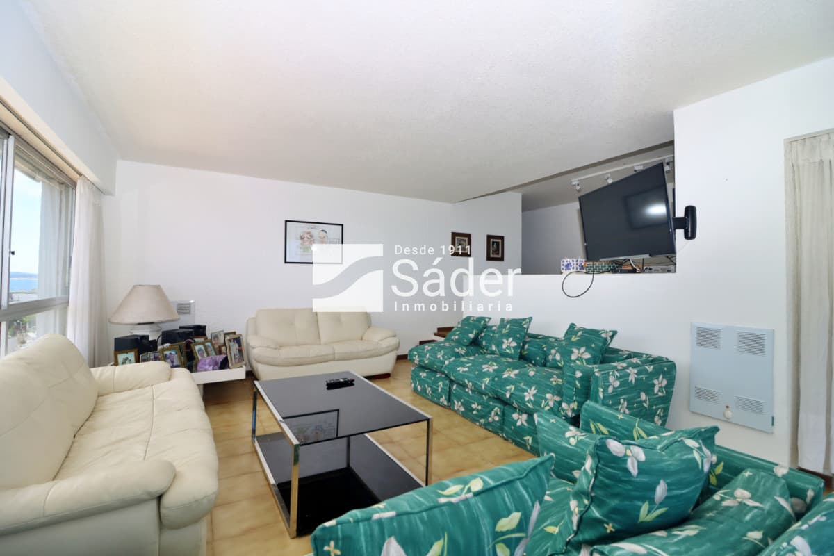 Apartamento frente a Playa Brava. 2 dormitorios.   -