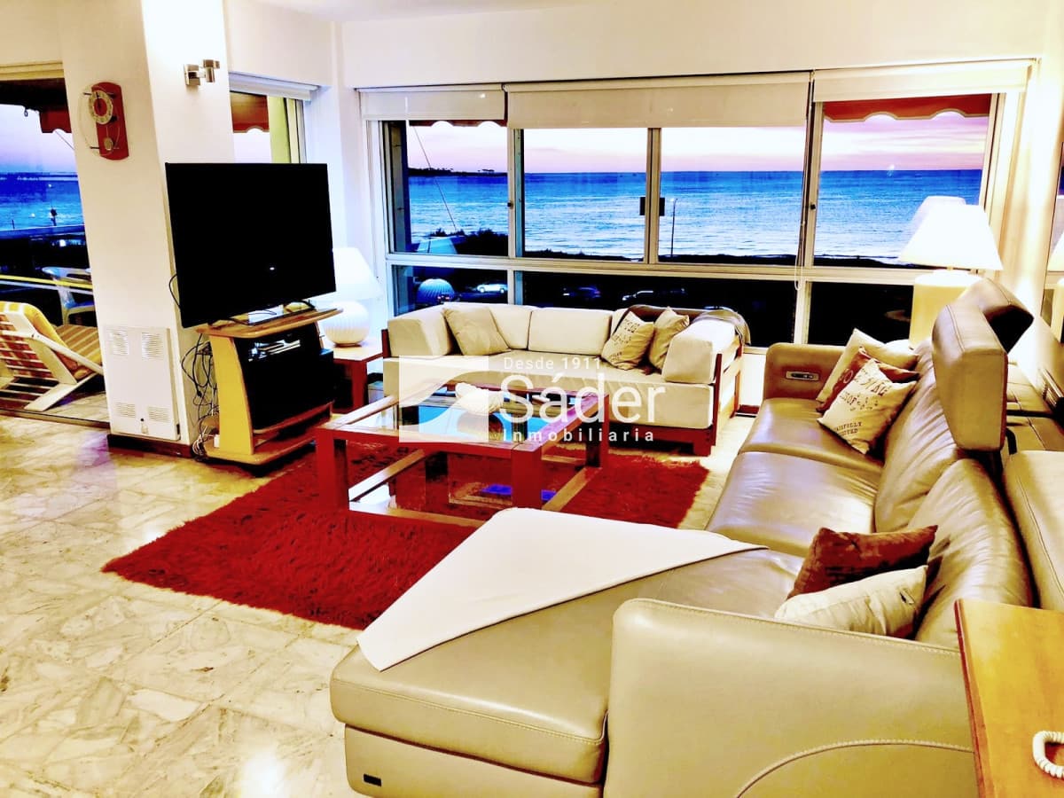 Apto 3 dorm. Playa mansa.   -