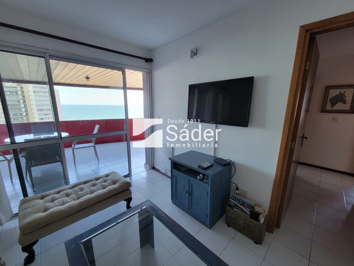 Apto. de 2 dormitorios con vista a playa Brava  -