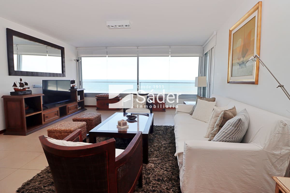 Apto. en alquiler de 3 dormitorios. Frente al mar  -