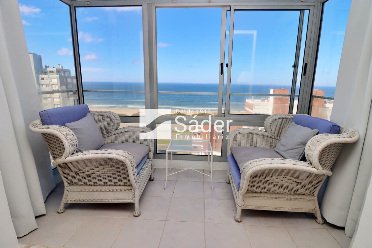 Apartamento en playa brava con vista al mar, excelentes servicios.  -
