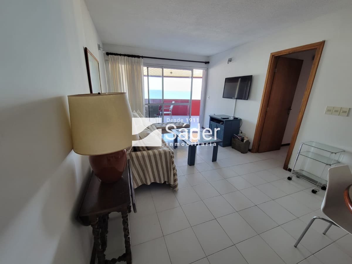 Apto. de 2 dormitorios con vista a playa Brava  -