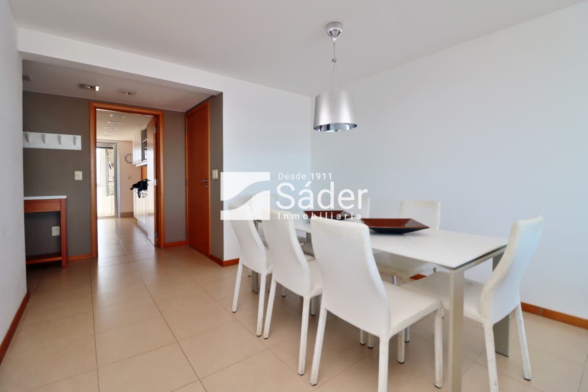 Apto. en alquiler de 3 dorm. frente al mar.   -
